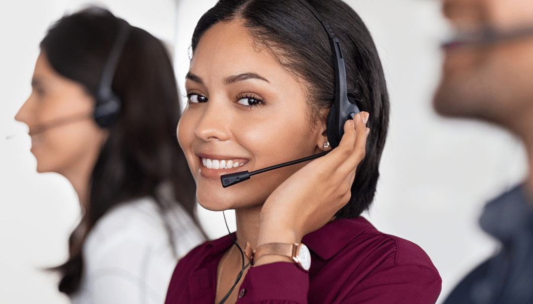 secretaire externalisée souriante