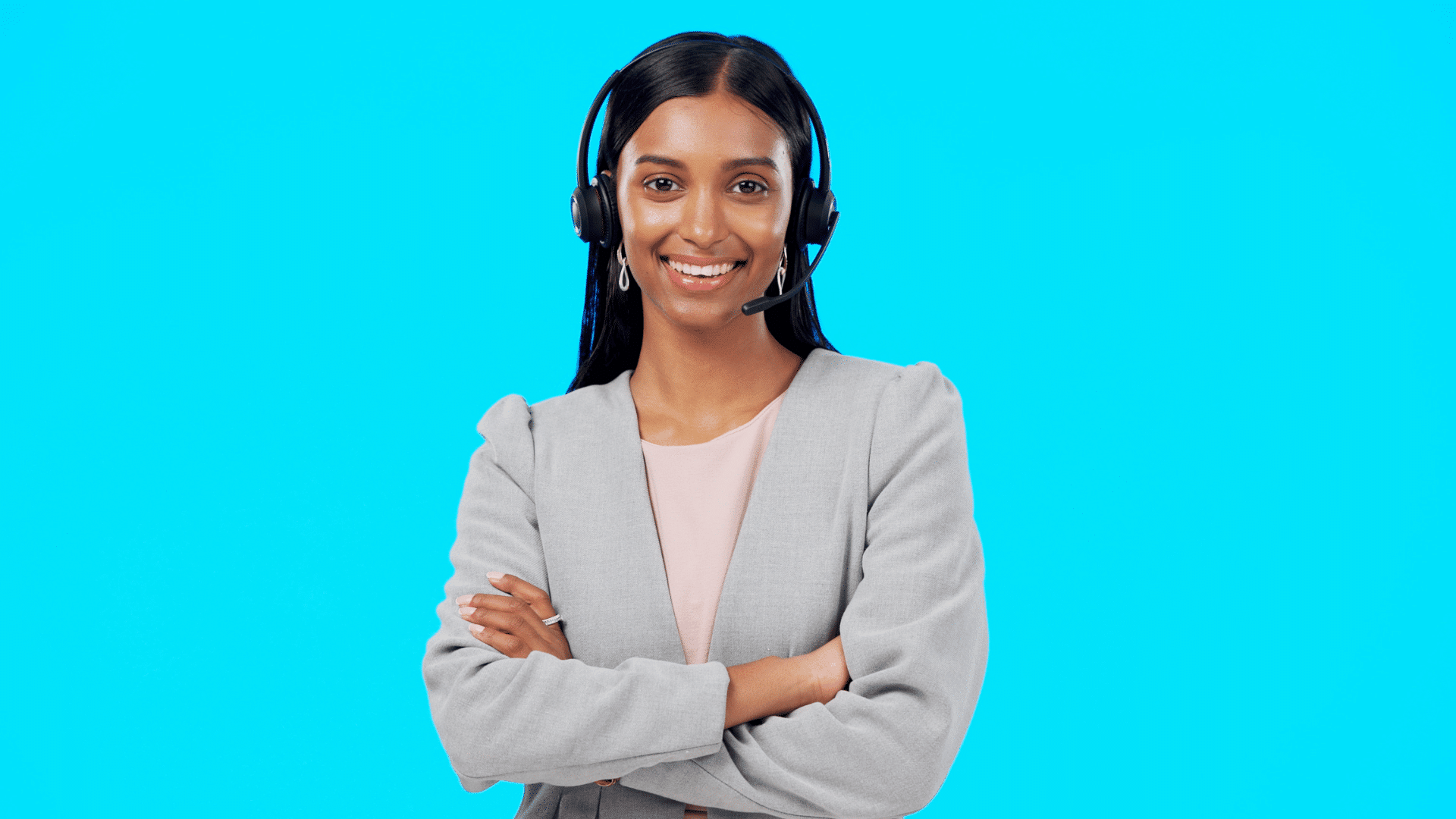 jeune standardiste assurant l'accueil téléphonique en entreprise