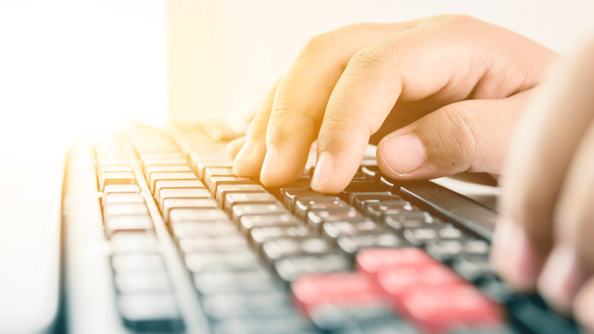 homme qui tape sur un clavier